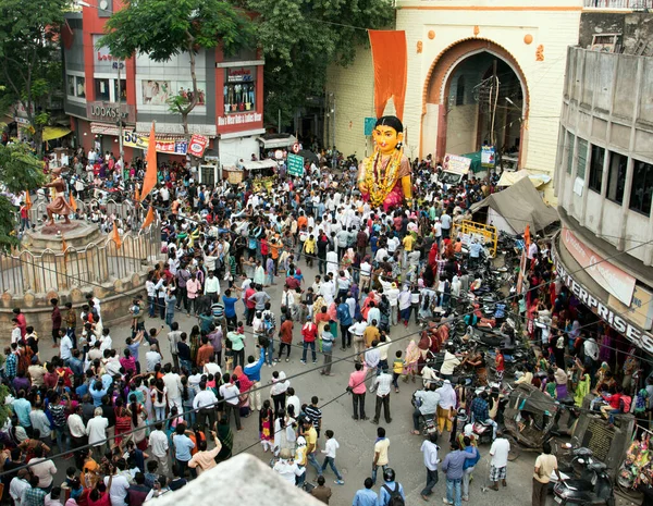 NAGPUR, MAHARASHTRA, INDIA 11 Eylül 2018: Marbat festivali alayındaki kalabalık şehri kötü ruhlardan korumak için kutlanıyor ve şehir sokaklarında şeytani heykeller sergiliyorlar..