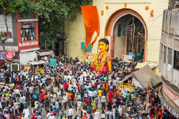 NAGPUR, MAHARASHTRA, INDIA 11 Eylül 2018: Marbat festivali alayındaki kalabalık şehri kötü ruhlardan korumak için kutlanıyor ve şehir sokaklarında şeytani heykeller sergiliyorlar..