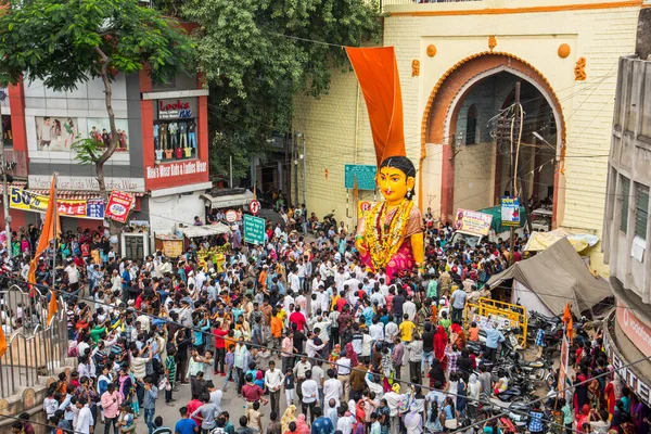 NAGPUR, MAHARASHTRA, INDIA 11 Eylül 2018: Marbat festivali alayındaki kalabalık şehri kötü ruhlardan korumak için kutlanıyor ve şehir sokaklarında şeytani heykeller sergiliyorlar..