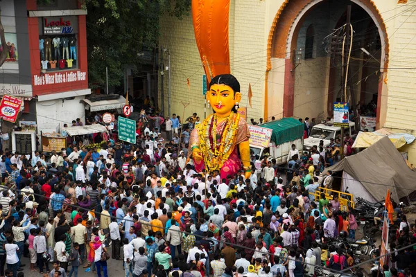 NAGPUR, MAHARASHTRA, INDIA 11 Eylül 2018: Marbat festivali alayındaki kalabalık şehri kötü ruhlardan korumak için kutlanıyor ve şehir sokaklarında şeytani heykeller sergiliyorlar..
