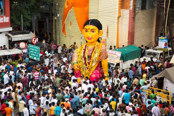 NAGPUR, MAHARASHTRA, INDIA 11 Eylül 2018: Marbat festivali alayındaki kalabalık şehri kötü ruhlardan korumak için kutlanıyor ve şehir sokaklarında şeytani heykeller sergiliyorlar..