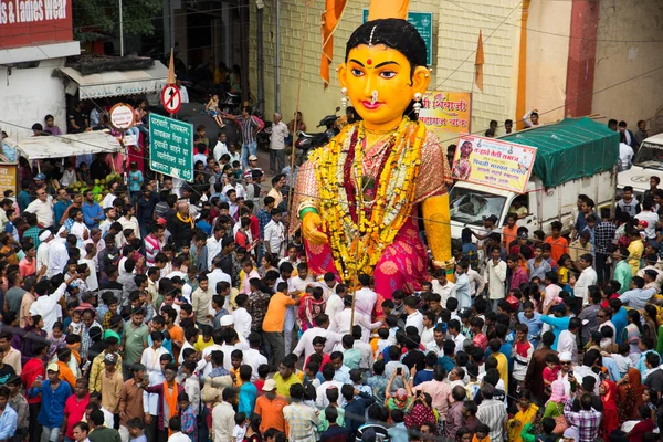 NAGPUR, MAHARASHTRA, INDIA 11 Eylül 2018: Marbat festivali alayındaki kalabalık şehri kötü ruhlardan korumak için kutlanıyor ve şehir sokaklarında şeytani heykeller sergiliyorlar..