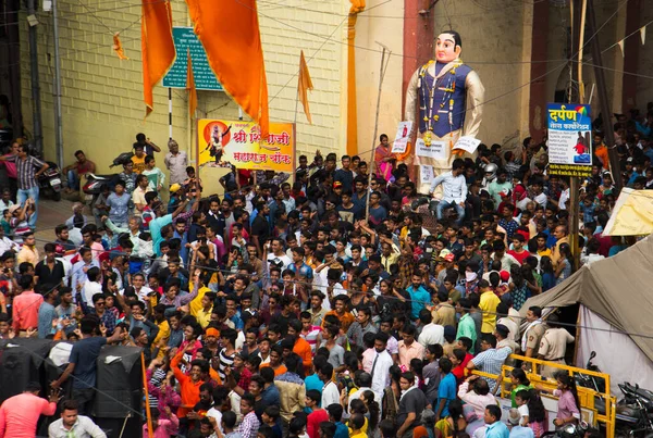 NAGPUR, MAHARASHTRA, INDIA 11 Eylül 2018: Marbat festivali alayındaki kalabalık şehri kötü ruhlardan korumak için kutlanıyor ve şehir sokaklarında şeytani heykeller sergiliyorlar..