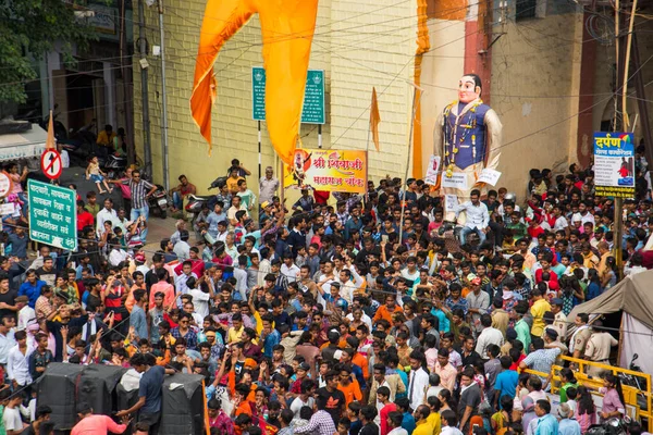 NAGPUR, MAHARASHTRA, INDIA 11 Eylül 2018: Marbat festivali alayındaki kalabalık şehri kötü ruhlardan korumak için kutlanıyor ve şehir sokaklarında şeytani heykeller sergiliyorlar..