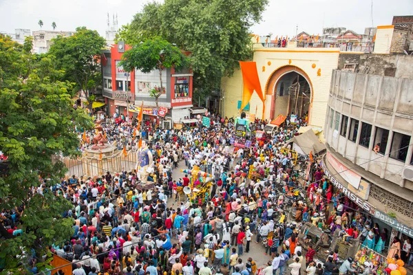 NAGPUR, MAHARASHTRA, INDIA 11 Eylül 2018: Marbat festivali alayındaki kalabalık şehri kötü ruhlardan korumak için kutlanıyor ve şehir sokaklarında şeytani heykeller sergiliyorlar..