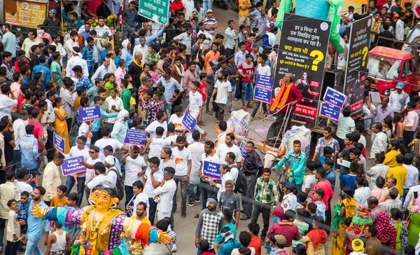 NAGPUR, MAHARASHTRA, INDIA 11 Eylül 2018: Marbat festivali alayındaki kalabalık şehri kötü ruhlardan korumak için kutlanıyor ve şehir sokaklarında şeytani heykeller sergiliyorlar..