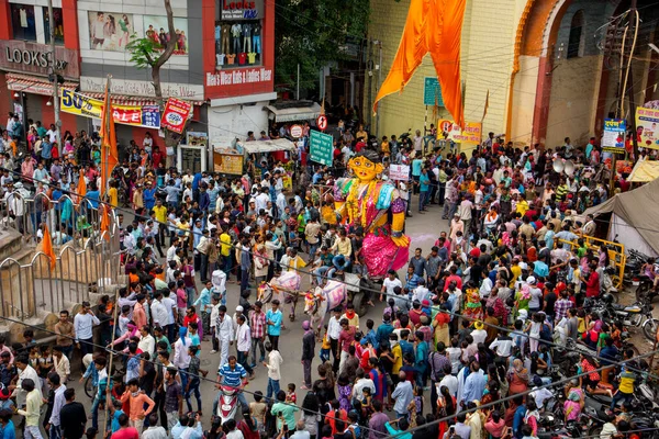 NAGPUR, MAHARASHTRA, INDIA 11 Eylül 2018: Marbat festivali alayındaki kalabalık şehri kötü ruhlardan korumak için kutlanıyor ve şehir sokaklarında şeytani heykeller sergiliyorlar..