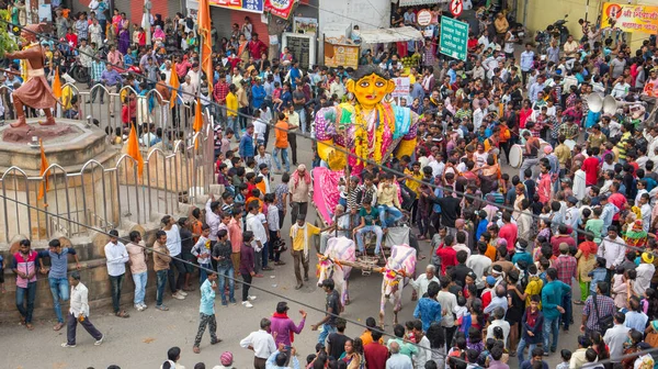 NAGPUR, MAHARASHTRA, INDIA 11 Eylül 2018: Marbat festivali alayındaki kalabalık şehri kötü ruhlardan korumak için kutlanıyor ve şehir sokaklarında şeytani heykeller sergiliyorlar..