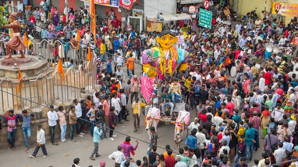 NAGPUR, MAHARASHTRA, INDIA 11 Eylül 2018: Marbat festivali alayındaki kalabalık şehri kötü ruhlardan korumak için kutlanıyor ve şehir sokaklarında şeytani heykeller sergiliyorlar..