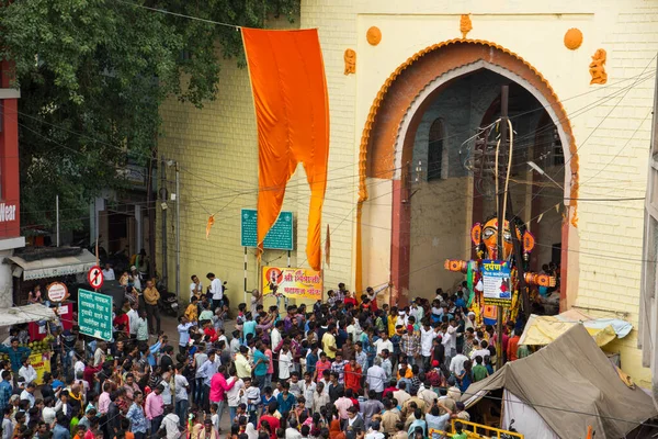 NAGPUR, MAHARASHTRA, INDIA 11 Eylül 2018: Marbat festivali alayındaki kalabalık şehri kötü ruhlardan korumak için kutlanıyor ve şehir sokaklarında şeytani heykeller sergiliyorlar..