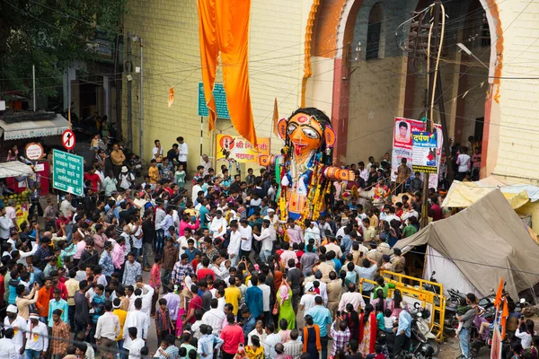 NAGPUR, MAHARASHTRA, INDIA 11 Eylül 2018: Marbat festivali alayındaki kalabalık şehri kötü ruhlardan korumak için kutlanıyor ve şehir sokaklarında şeytani heykeller sergiliyorlar..