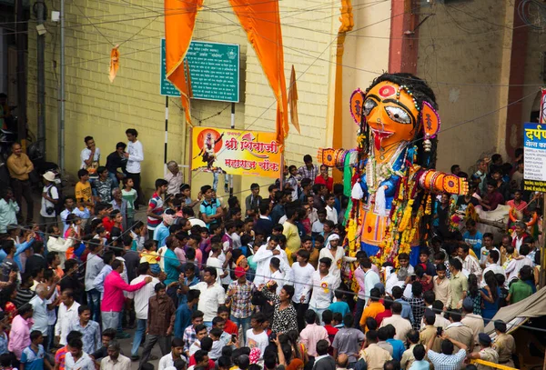 NAGPUR, MAHARASHTRA, INDIA 11 Eylül 2018: Marbat festivali alayındaki kalabalık şehri kötü ruhlardan korumak için kutlanıyor ve şehir sokaklarında şeytani heykeller sergiliyorlar..