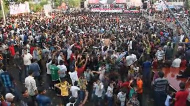 AMRAVATI, MAHARASHTRA, INDIA - 15 AĞUSTOS 2017: Insan kulesi inşa eden ve Tanrı Krishna 'nın doğumunu kutlamak için Dahi Handi festivalinin tadını çıkaran genç insanlar kalabalığı, Hindistan' ın Maharashtra kentinde.