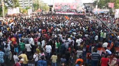 AMRAVATI, MAHARASHTRA, INDIA - 15 AĞUSTOS 2017: Insan kulesi inşa eden ve Tanrı Krishna 'nın doğumunu kutlamak için Dahi Handi festivalinin tadını çıkaran genç insanlar kalabalığı, Hindistan' ın Maharashtra kentinde.