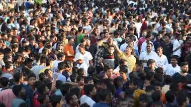 AMRAVATI, MAHARASHTRA, INDIA - 15 AĞUSTOS 2017: Insan kulesi inşa eden ve Tanrı Krishna 'nın doğumunu kutlamak için Dahi Handi festivalinin tadını çıkaran genç insanlar kalabalığı, Hindistan' ın Maharashtra kentinde.