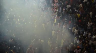 AMRAVATI, MAHARASHTRA, INDIA, 19 Eylül 2016: Davulcu Ganesh Chaturthi için Ganesh Chaturthi için Ganesh Chaturthi 'yi müzik ve davullarla kutlayan Tanrı Ganesha alayında performans sergiliyor.