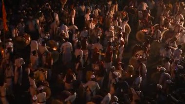 AMRAVATI, MAHARASHTRA, INDIA, 19 Eylül 2016: Davulcu Ganesh Chaturthi için Ganesh Chaturthi için Ganesh Chaturthi 'yi müzik ve davullarla kutlayan Tanrı Ganesha alayında performans sergiliyor.