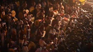 AMRAVATI, MAHARASHTRA, INDIA, 19 Eylül 2016: Davulcu Ganesh Chaturthi için Ganesh Chaturthi için Ganesh Chaturthi 'yi müzik ve davullarla kutlayan Tanrı Ganesha alayında performans sergiliyor.