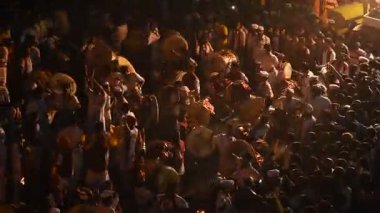 AMRAVATI, MAHARASHTRA, INDIA, 19 Eylül 2016: Davulcu Ganesh Chaturthi için Ganesh Chaturthi için Ganesh Chaturthi 'yi müzik ve davullarla kutlayan Tanrı Ganesha alayında performans sergiliyor.