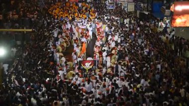 AMRAVATI, MAHARASHTRA, INDIA, 19 Eylül 2016: Davulcu Ganesh Chaturthi için Ganesh Chaturthi için Ganesh Chaturthi 'yi müzik ve davullarla kutlayan Tanrı Ganesha alayında performans sergiliyor.