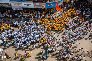 MUMBAI, MAHARASHTRA, INDIA 3 Eylül 2018: İnsan kulesi inşa eden ve Tanrı Krishna 'nın Mumbai caddesinde doğumunu kutlamak için Dahi Handi festivalinin tadını çıkaran bir grup genç insan.