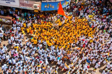 MUMBAI, MAHARASHTRA, INDIA 3 Eylül 2018: İnsan kulesi inşa eden ve Tanrı Krishna 'nın Mumbai caddesinde doğumunu kutlamak için Dahi Handi festivalinin tadını çıkaran bir grup genç insan.