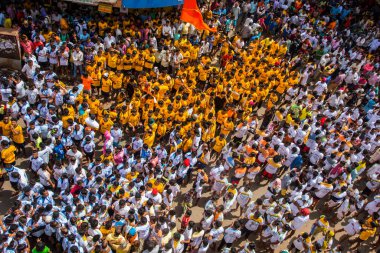 MUMBAI, MAHARASHTRA, INDIA 3 Eylül 2018: İnsan kulesi inşa eden ve Tanrı Krishna 'nın Mumbai caddesinde doğumunu kutlamak için Dahi Handi festivalinin tadını çıkaran bir grup genç insan.