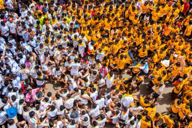 MUMBAI, MAHARASHTRA, INDIA 3 Eylül 2018: İnsan kulesi inşa eden ve Tanrı Krishna 'nın Mumbai caddesinde doğumunu kutlamak için Dahi Handi festivalinin tadını çıkaran bir grup genç insan.