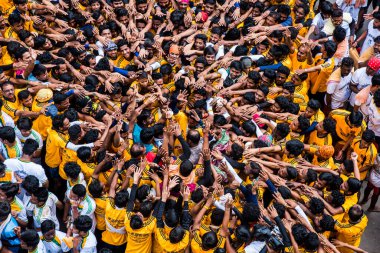 MUMBAI, MAHARASHTRA, INDIA 3 Eylül 2018: İnsan kulesi inşa eden ve Tanrı Krishna 'nın Mumbai caddesinde doğumunu kutlamak için Dahi Handi festivalinin tadını çıkaran bir grup genç insan.