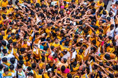 MUMBAI, MAHARASHTRA, INDIA 3 Eylül 2018: İnsan kulesi inşa eden ve Tanrı Krishna 'nın Mumbai caddesinde doğumunu kutlamak için Dahi Handi festivalinin tadını çıkaran bir grup genç insan.