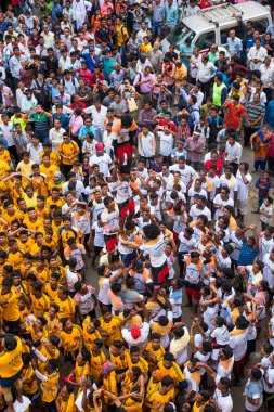 MUMBAI, MAHARASHTRA, INDIA 3 Eylül 2018: İnsan kulesi inşa eden ve Tanrı Krishna 'nın Mumbai caddesinde doğumunu kutlamak için Dahi Handi festivalinin tadını çıkaran bir grup genç insan.