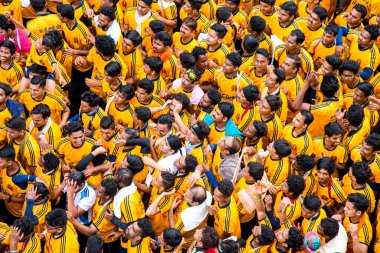 MUMBAI, MAHARASHTRA, INDIA 3 Eylül 2018: İnsan kulesi inşa eden ve Tanrı Krishna 'nın Mumbai caddesinde doğumunu kutlamak için Dahi Handi festivalinin tadını çıkaran bir grup genç insan.