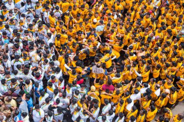 MUMBAI, MAHARASHTRA, INDIA 3 Eylül 2018: İnsan kulesi inşa eden ve Tanrı Krishna 'nın Mumbai caddesinde doğumunu kutlamak için Dahi Handi festivalinin tadını çıkaran bir grup genç insan.