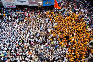 MUMBAI, MAHARASHTRA, INDIA 3 Eylül 2018: İnsan kulesi inşa eden ve Tanrı Krishna 'nın Mumbai caddesinde doğumunu kutlamak için Dahi Handi festivalinin tadını çıkaran bir grup genç insan.