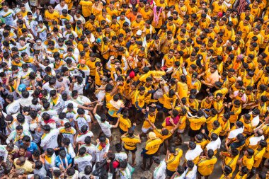 MUMBAI, MAHARASHTRA, INDIA 3 Eylül 2018: İnsan kulesi inşa eden ve Tanrı Krishna 'nın Mumbai caddesinde doğumunu kutlamak için Dahi Handi festivalinin tadını çıkaran bir grup genç insan.