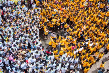 MUMBAI, MAHARASHTRA, INDIA 3 Eylül 2018: İnsan kulesi inşa eden ve Tanrı Krishna 'nın Mumbai caddesinde doğumunu kutlamak için Dahi Handi festivalinin tadını çıkaran bir grup genç insan.