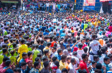 MUMBAI, MAHARASHTRA, INDIA 3 Eylül 2018: İnsan kulesi inşa eden ve Tanrı Krishna 'nın Mumbai caddesinde doğumunu kutlamak için Dahi Handi festivalinin tadını çıkaran bir grup genç insan.