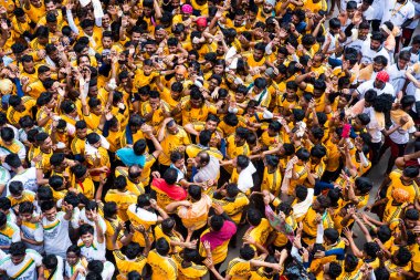 MUMBAI, MAHARASHTRA, INDIA 3 Eylül 2018: İnsan kulesi inşa eden ve Tanrı Krishna 'nın Mumbai caddesinde doğumunu kutlamak için Dahi Handi Festivali' nin tadını çıkaran genç kalabalık.