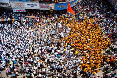 MUMBAI, MAHARASHTRA, INDIA 3 Eylül 2018: İnsan kulesi inşa eden ve Tanrı Krishna 'nın Mumbai caddesinde doğumunu kutlamak için Dahi Handi Festivali' nin tadını çıkaran genç kalabalık.