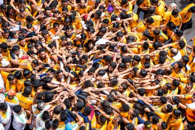 MUMBAI, MAHARASHTRA, INDIA 3 Eylül 2018: İnsan kulesi inşa eden ve Tanrı Krishna 'nın Mumbai caddesinde doğumunu kutlamak için Dahi Handi Festivali' nin tadını çıkaran genç kalabalık.