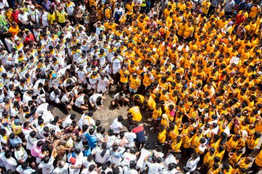 MUMBAI, MAHARASHTRA, INDIA 3 Eylül 2018: İnsan kulesi inşa eden ve Tanrı Krishna 'nın Mumbai caddesinde doğumunu kutlamak için Dahi Handi Festivali' nin tadını çıkaran genç kalabalık.