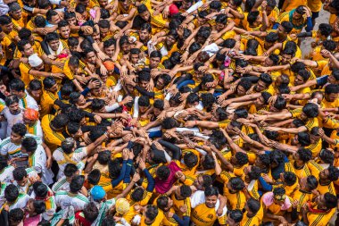MUMBAI, MAHARASHTRA, INDIA 3 Eylül 2018: İnsan kulesi inşa eden ve Tanrı Krishna 'nın Mumbai caddesinde doğumunu kutlamak için Dahi Handi Festivali' nin tadını çıkaran genç kalabalık.