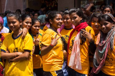 MUMBAI, MAHARASHTRA, INDIA 3 Eylül 2018: İnsan kulesi inşa eden ve Tanrı Krishna 'nın Mumbai caddesinde doğumunu kutlamak için Dahi Handi Festivali' nin tadını çıkaran genç kalabalık.