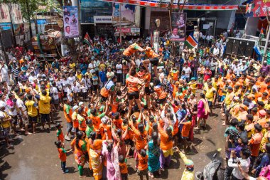 MUMBAI, MAHARASHTRA, INDIA 3 Eylül 2018: İnsan kulesi inşa eden ve Tanrı Krishna 'nın Mumbai caddesinde doğumunu kutlamak için Dahi Handi Festivali' nin tadını çıkaran genç kalabalık.