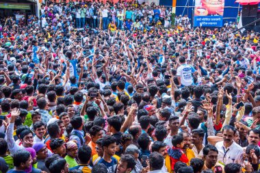 MUMBAI, MAHARASHTRA, INDIA 3 Eylül 2018: İnsan kulesi inşa eden ve Tanrı Krishna 'nın Mumbai caddesinde doğumunu kutlamak için Dahi Handi Festivali' nin tadını çıkaran genç kalabalık.