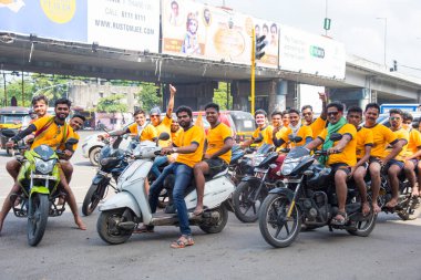 MUMBAI, MAHARASHTRA, INDIA 3 Eylül 2018: İnsan kulesi inşa eden ve Tanrı Krishna 'nın Mumbai caddesinde doğumunu kutlamak için Dahi Handi Festivali' nin tadını çıkaran genç kalabalık.