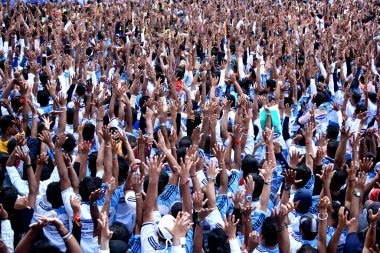 MUMBAI, MAHARASHTRA, INDIA 3 Eylül 2018: İnsan kulesi inşa eden ve Tanrı Krishna 'nın Mumbai caddesinde doğumunu kutlamak için Dahi Handi Festivali' nin tadını çıkaran genç kalabalık.