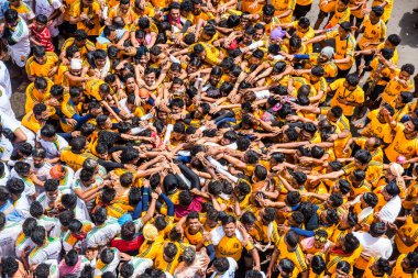 MUMBAI, MAHARASHTRA, INDIA 3 Eylül 2018: İnsan kulesi inşa eden ve Tanrı Krishna 'nın Mumbai caddesinde doğumunu kutlamak için Dahi Handi Festivali' nin tadını çıkaran genç kalabalık.