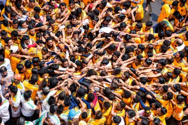 MUMBAI, MAHARASHTRA, INDIA 3 Eylül 2018: İnsan kulesi inşa eden ve Tanrı Krishna 'nın Mumbai caddesinde doğumunu kutlamak için Dahi Handi Festivali' nin tadını çıkaran genç kalabalık.