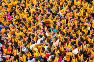 MUMBAI, MAHARASHTRA, INDIA 3 Eylül 2018: İnsan kulesi inşa eden ve Tanrı Krishna 'nın Mumbai caddesinde doğumunu kutlamak için Dahi Handi Festivali' nin tadını çıkaran genç kalabalık.